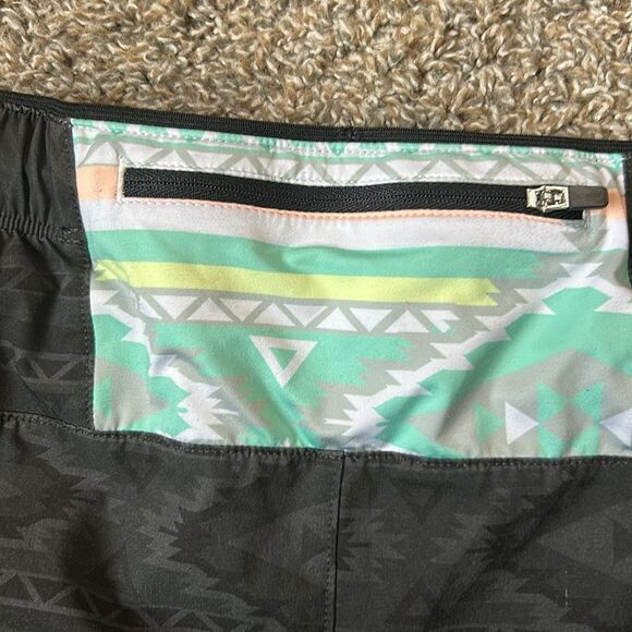 Chubbies Women’s Board Shorts Aztec Lined 5.5” Size M - Picture 3 of 4